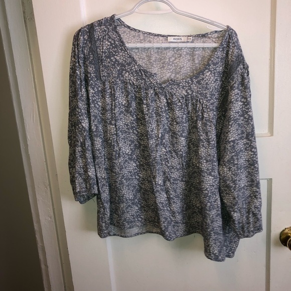 Women's Ricki’s Blue Floral Top xl. Rayon fabric makes it cool wearing - Picture 1 of 10
